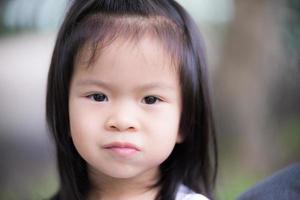 Nahaufnahme asiatisches kleines Kind saugen Essen auf der Wange. Karieskonzept. foto