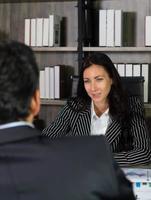 Kaukasische Geschäftsfrau, die Manager interviewt neue Mitarbeiter im Büro. Geschäftskonzept