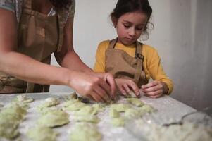 Mama und Tochter Kochen zusammen Warennyky - - traditionell ukrainisch gemäß zu traditionell Rezept foto