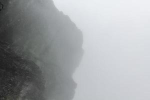 Nebel, Wolken, Felsen und Klippen auf dem Berg Veslehodn Veslehorn, Norwegen. foto