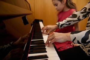 Nahansicht Hände von ein Frau, Pianist Lehrer geben Klavier Lektion, leidenschaftlich spielen das Schlüssel, Erstellen Melodie, Gefühl das Rhythmus von Musik. Musical Bildung und Talent Entwicklung im Fortschritt foto