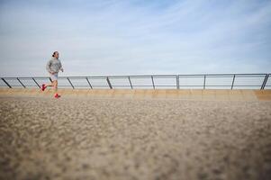 passen Mann Verbrennung Kalorien während Morgen Joggen, genießen trainieren draussen. Personen. Sport. aktiv gesund Lebensstil Konzept. foto