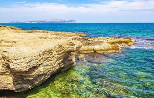 schönes küsten- und strandlandschaftspanorama kann picafort mallorca spanien. foto
