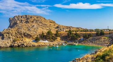 St. Pauls Bay Panorama mit klarem Wasser Lindos Rhodos Griechenland.