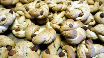 Taralli, Donut-förmig Bohnenkraut Kekse mit Schmalz, Pfeffer und Mandeln, typisch von das Süd- Regionen von Italien. foto