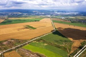 riesig Landschaft mit bunt Felder und Straße foto