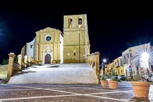 Treppe und Fassade von das Kathedrale von Heilige gerlandof im Agrigent, Sizilien beim Nacht foto