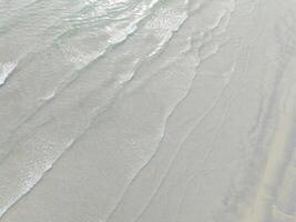 Antenne Drohne Aussicht von schön Strand mit Türkis Meer Wasser von Golf von Thailand. kood Insel, Thailand foto