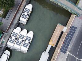 ein Antenne Aussicht von Solar- angetrieben Shuttle Boote geparkt beim das Solar- Hafen foto