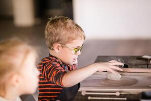 handgemacht Keramik 5 Jahre alt Junge mit Brille erkunden Kunst foto