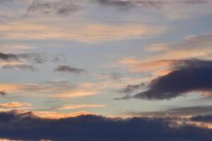 Abend Sonnenuntergang Himmel. dunkel Blau Gelb Wolken im das Himmel. foto