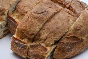 frisch knusprig Brot. geschnitten Brot auf ein Platte. Sandwiches. foto