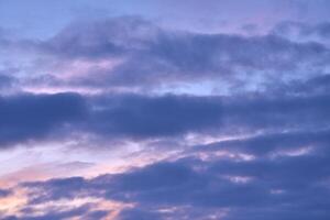 Abend Sonnenuntergang Himmel. Licht Blau Gelb Wolken im das Himmel. foto