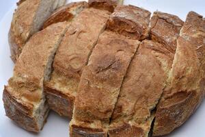 frisch knusprig Brot. geschnitten Brot auf ein Platte. Sandwiches. foto