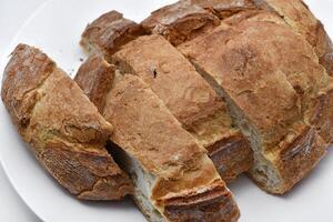 frisch knusprig Brot. geschnitten Brot auf ein Platte. Sandwiches. foto