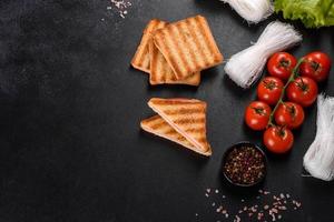 Sandwich mit Schinken, Käse, Tomaten, Salat und Toastbrot foto