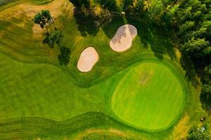 oben Aussicht von das Golf Kurs gelegen im ein bewaldet Bereich foto