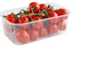 Plastik Tablett mit rot Kirsche Tomaten mit Kelchblätter isoliert auf das Weiß Hintergrund. Tomate Haufen. reif und frisch organisch Gemüse geerntet von lokal Bauern. Ausschnitt Weg. oben Sicht. Kopieren Raum. foto