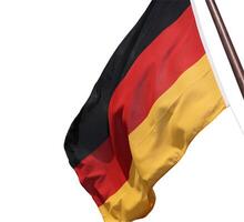 Flagge von Deutschland winken im das Wind auf das hölzern Fahnenstange. Deutsche National Flagge gemacht von seidig Stoff. Schwarz, Rot, Gelb. isoliert auf das Weiß Hintergrund. Ausschnitt Weg. Kopieren Raum. foto