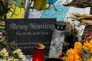 Berlin, Deutschland. Marsch, 3., 2024. viele von Blumen, Kerzen und gerahmt Bild mit das Text Alexei navalny im Deutsche einer zum alle und alle zum einer beim navalny Denkmal im Ehre von alexei Nawalny. foto