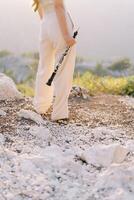 Musikerin steht im das Berge mit ein Flöte im ihr Hand. abgeschnitten foto