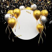 Gold- und Silberballon mit Folienkonfetti, der mit leerem Banner auf schwarzem Hintergrund fällt 3D-Rendering