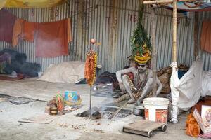 15 .. Januar 2023, Kalkutta, Westen Bengalen, Indien. indisch Sadhu baba tragen schwarz Sonnenbrille beim Kolkata Ganga sagar Transit Lager foto