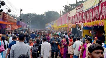 15 .. Januar 2023, Kalkutta, Westen Bengalen, Indien. enorm Menge beim Kolkata Transit Lager zum Ganga sagar mela foto