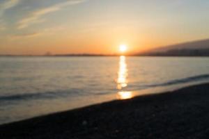 Hintergrundunschärfe Seelandschaft und Sonnenuntergang mit Reflexion und Bokeh im ruhigen Meer foto