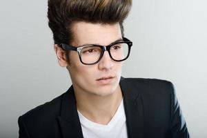 junger Mann mit Brille foto