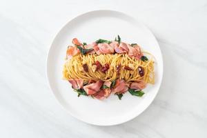 gebratene Spaghetti mit getrocknetem Chili und Speck foto