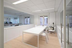 modernes Büro mit weißen Möbeln foto