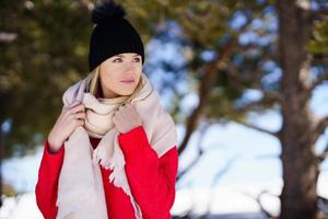 junge blonde frau in einem verschneiten wald in den bergen im winter, in sierra nevada, granada, spanien. foto