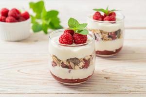 frische Himbeeren und Joghurt mit Müsli foto