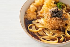 japanische Ramen-Nudeln mit Garnelen-Tempura foto