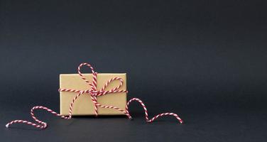 Geschenkboxen mit rotem Band auf weißem Hintergrund foto