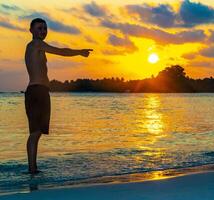 kuramathi Malediven tropisch Paradies Insel Sonnenuntergang Mann gut aussehend männlich Tourist. foto