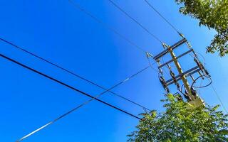 Leistung Pole Kabel Box mit Blau Himmel im Mexiko. foto