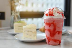 Erdbeer-Smoothie und Kuchen verzehrfertig im Café foto