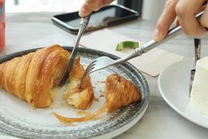 frisch gebackenes Croissant glänzend im Kaffeecafe foto