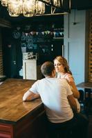 Ein Mann und ein Mädchen treffen sich in einem Stadtcafé foto