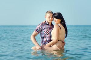 ein Mann und ein Mädchen gehen am Strand entlang foto