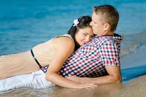 ein Mann und ein Mädchen gehen am Strand entlang foto