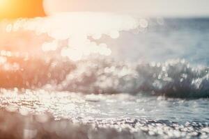 verschwommen golden Meer beim Sonnenuntergang. das Sonne spiegelt und funkelt auf das Wellen mit Bokeh, leuchten das golden Meer. Urlaub Erholung Konzept. abstrakt nautisch Sommer- Ozean Sonnenuntergang Natur Hintergrund. foto