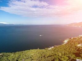 Antenne Meer Wolken. Panorama- Aussicht von Seelandschaft mit Kristall klar azurblau Meer. Yachten im ein schön Lagune auf Hintergrund von Felsen. das Konzept von ein Ideal Ziel zum Sommer- Reise und Urlaub. foto