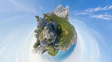 breit Panorama- Aussicht auf Berg Landschaft mit üppig Grün Hügel unter klar Blau Himmel, still natürlich Schönheit, perfekt zum draussen Enthusiasten. wenig Planet 360 Panorama foto