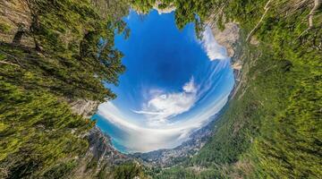 breit Panorama- Aussicht auf Berg Landschaft mit üppig Grün Hügel unter klar Blau Himmel, still natürlich Schönheit, perfekt zum draussen Enthusiasten. foto