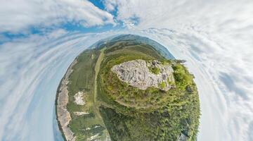 breit Panorama- Aussicht auf Berg Landschaft mit üppig Grün Hügel unter klar Blau Himmel, still natürlich Schönheit, perfekt zum draussen Enthusiasten. wenig Planet 360 Panorama foto