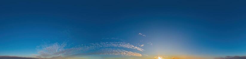 Dämmerung Himmel Panorama mit Cirrus Wolken im nahtlos kugelförmig gleichwinklig Format mit Komplett Zenit zum verwenden im 3d Grafik, Spiel und Verbundstoffe im Antenne Drohne 360 Grad Panoramen wie Himmel Kuppel foto