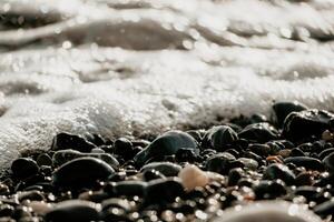 verschwommen golden Meer beim Sonnenuntergang. das Sonne spiegelt und funkelt auf das Wellen mit Bokeh, leuchten das golden Meer. Urlaub Erholung Konzept. abstrakt nautisch Sommer- Ozean Sonnenuntergang Natur Hintergrund. foto